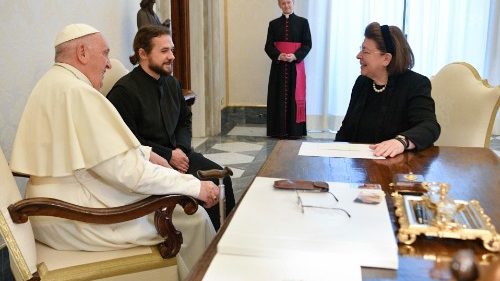 Papa com ministra da Cultura da Grécia, após doação histórica a Museu de Atenas