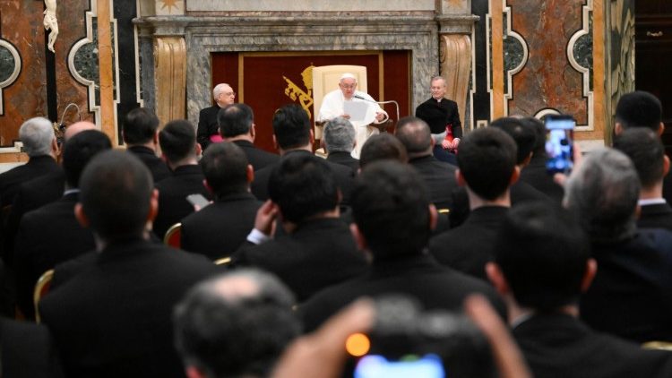 O Papa num encontro com seminaristas no Vaticano
