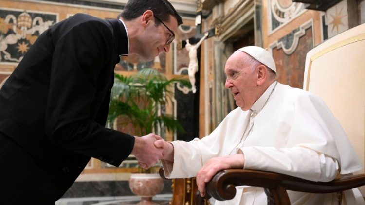 Il Papa saluta un sacerdote