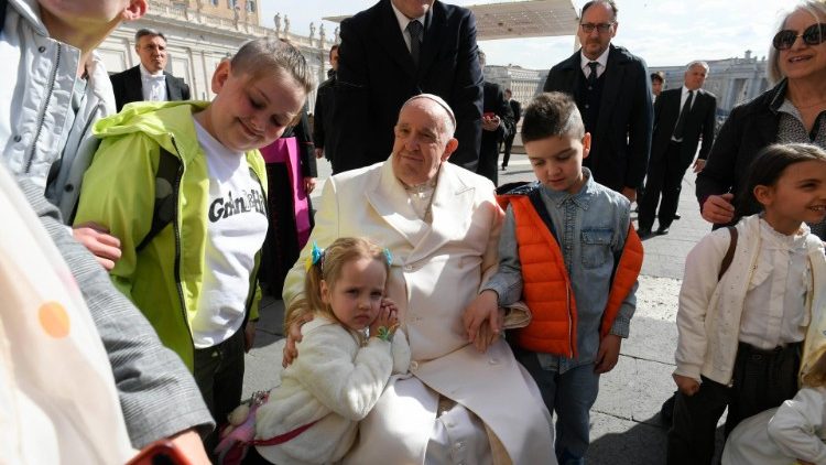 Der Papst mit Pilgern auf dem Petersplatz