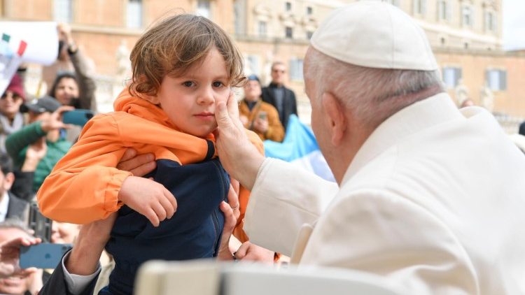 
                    Siete días con el Papa Francisco
                