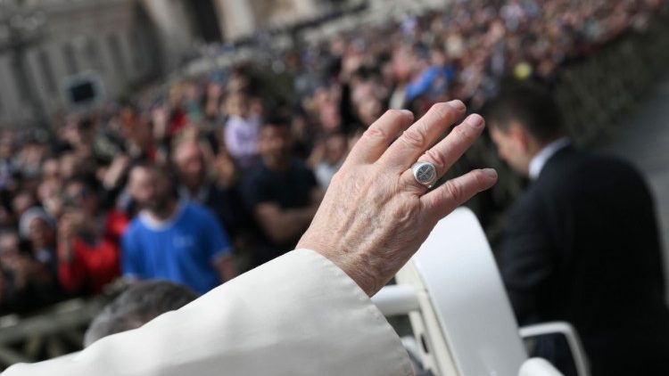성지 주일 미사에서 신자들에게 인사하는 프란치스코 교황