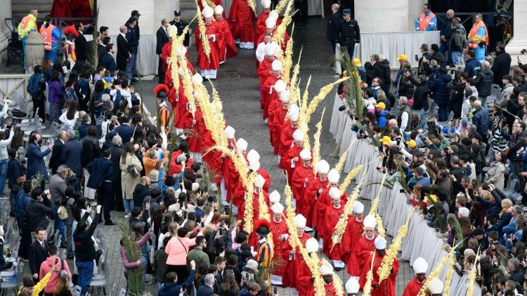 Les cardinaux de la curie en procession, avec une branche de palmier tressé en main.