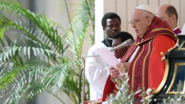 Papa Francesco pronuncia l'omelia alla Messa della Domenica delle Palme