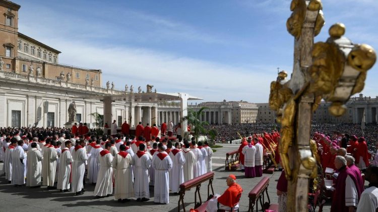 El Papa Francisco presidió la eucaristía un día después de su alta médica del Hospital A. Gemelli, donde estuvo ingresado del miércoles 29 de marzo al sábado 1º de abril. (Vatican Media)