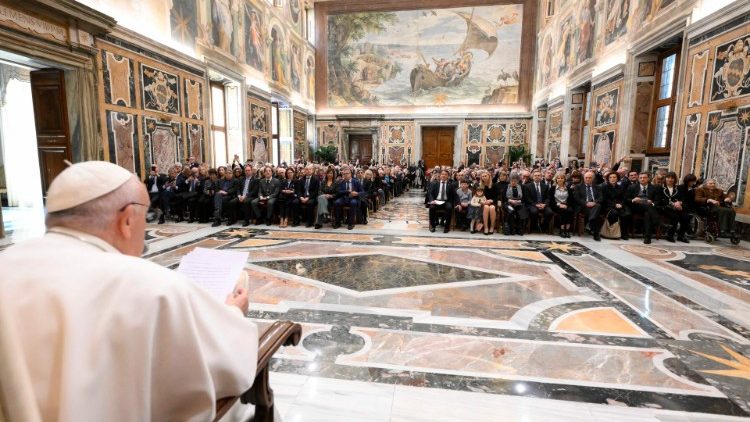 Papa Francisco discursa aos dirigentes e dependentes do INPS