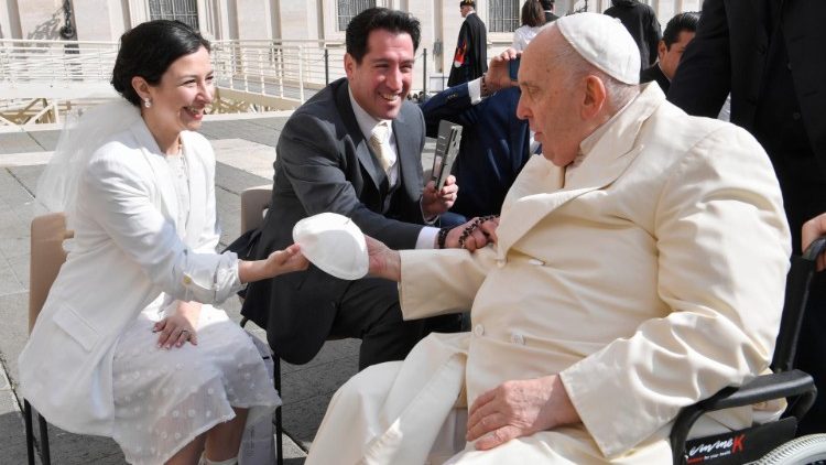 Brautpaare dürfen dem Papst auch die Hand schütteln