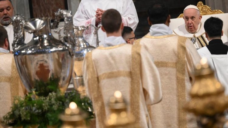 Le Pape bénit le Saint Chrême et les autres huiles saintes, jeudi 6 avril 2023. 