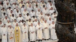Roms präster i Peterskyrkan under Krisma mässan 