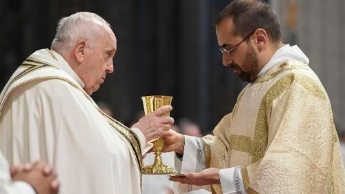 Papa Francisco: “Necesitamos continuamente volver al santo altar"