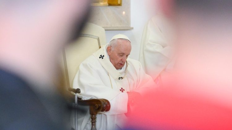 il Papa durante la Messa in Coena Domini