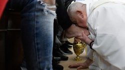 Papež František myje nohy vězňům v římské věznici pro mladistvé Casal del Marmo, kde loni slavil mši svatou na památku Večeře Páně 