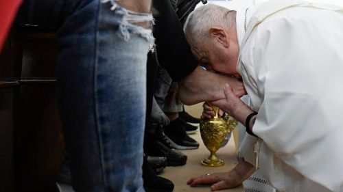 Il Papa tra lacrime e preghiere di 12 giovani detenuti: "Gesù oggi vi lava i piedi" 
