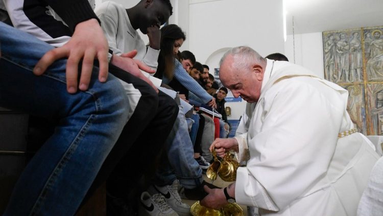 Le Pape procédant au rite du lavement des pieds à la prison pour mineurs de Casal del Marmo à Rome lors du Jeudi Saint 2023. 