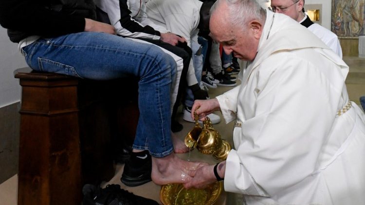 2023년 주님 만찬 성목요일 미사에서 여성의 발을 씻겨주는 프란치스코 교황