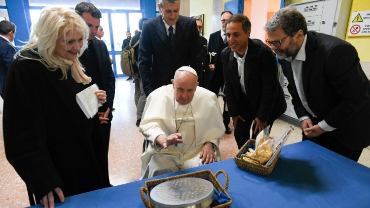 La directora del centro penitenciario entrega un don al Pontífice.