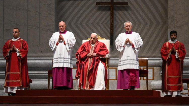 El Papa escucha la homilía pronunciada por el cardenal Cantalamessa