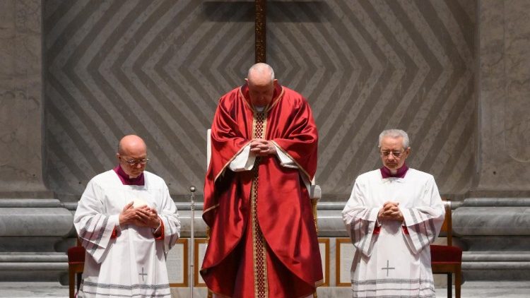 Ferenc pápa az Úr szenvedését és halálát ünneplő szertartáson a Szent Péter bazilikában