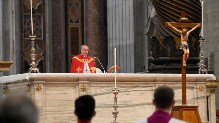 Zelebrant am Altar war der Erzpriester von St. Peter, Kardinal Mauro Gambetti