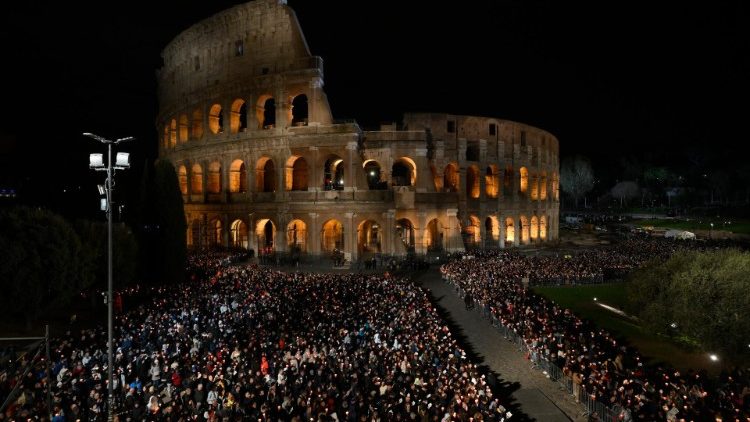 El Viernes Santo, 29 de marzo, a las 21:15 (hora de Roma) Vatican News transmitirá en directo el Via Crucis desde el Coliseo con la radiocrónica en español.