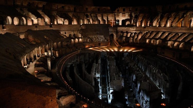 Osvětlené Koloseum na Velký pátek
