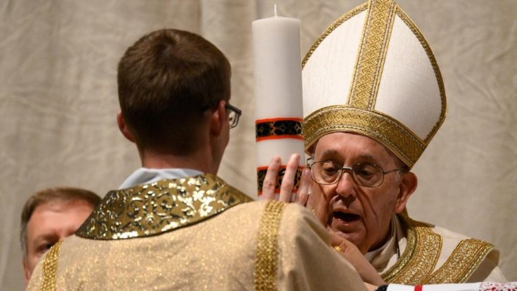 Papa Francesco benedice il cero pasquale nel rito del lucernario