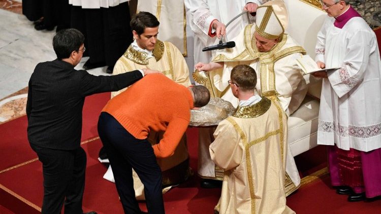 Papa Francesco battezza un catecumeno albanese durante la Veglia di Pasqua 2023