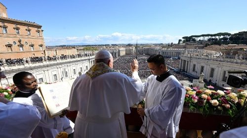Pope at Easter Urbi et Orbi: Christ is truly risen, hope is reborn for all!