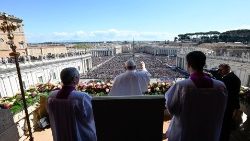 Папа Франциск благословляет верующих на площади Святого Петра