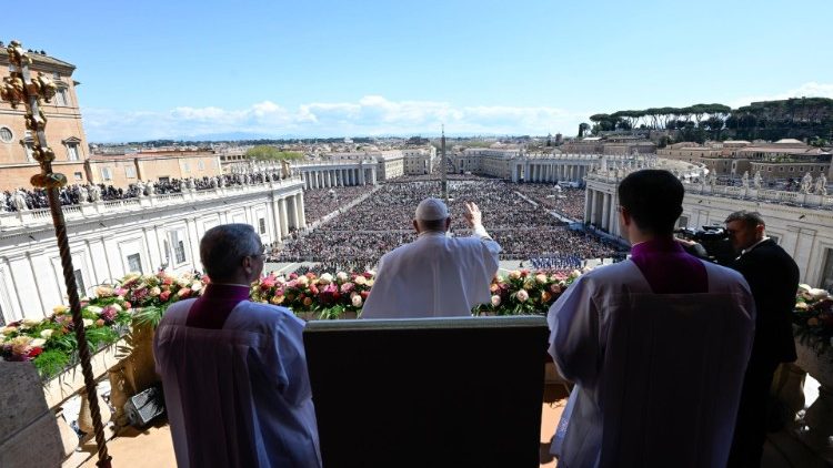 성 베드로 광장에 모인 이들에게 인사하는 교황 (자료사진)