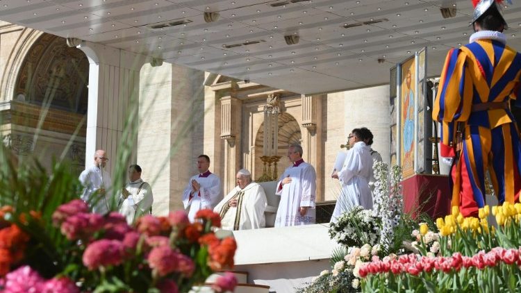 I fiori intorno all'altare e alla sede del Papa