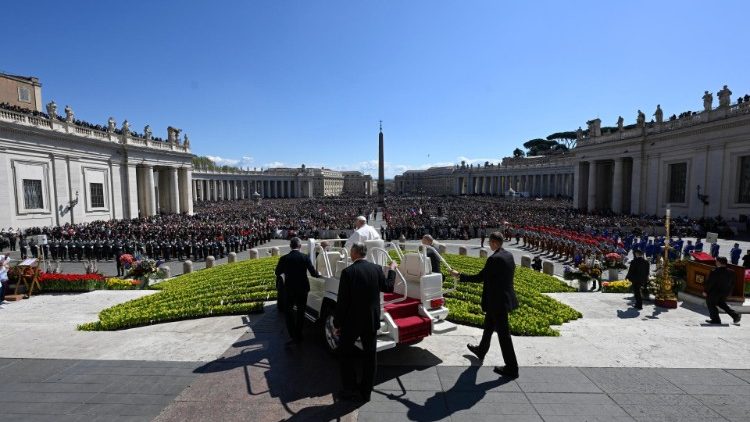 교황이 신자들에게 인사하기 위해 교황 전용차를 타고 성 베드로 대성전 앞뜰로 향하고 있다. 
