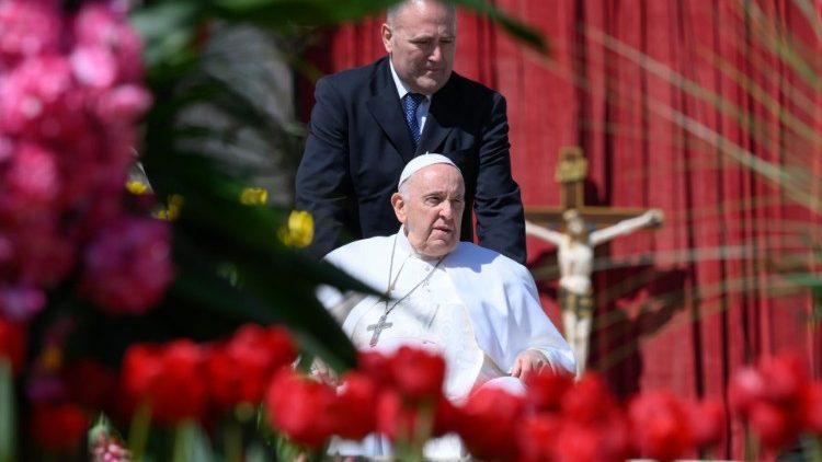 Il Papa e i tulipani rossi