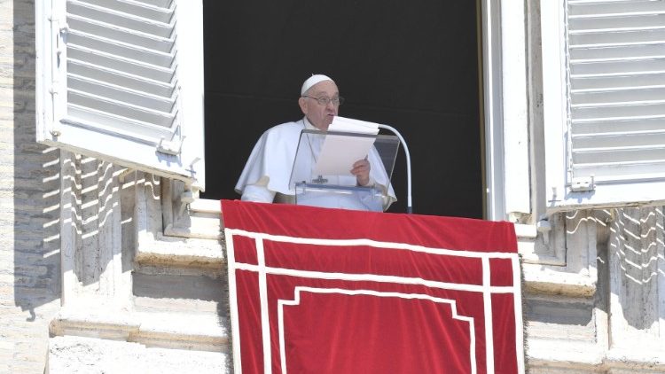 Il Papa durante il Regina Caeli