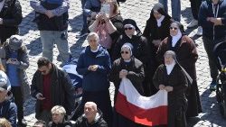 Wierni zebrani podczas modlitwy Regina Coeli z Papieżem w Poniedziałek Wielkanocny, 10 kwietnia 2023