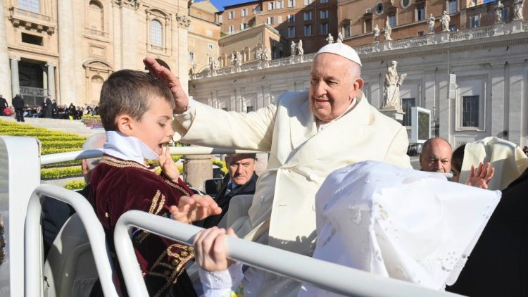 Kleine Pilger auf dem Petersplatz mit dem Papst