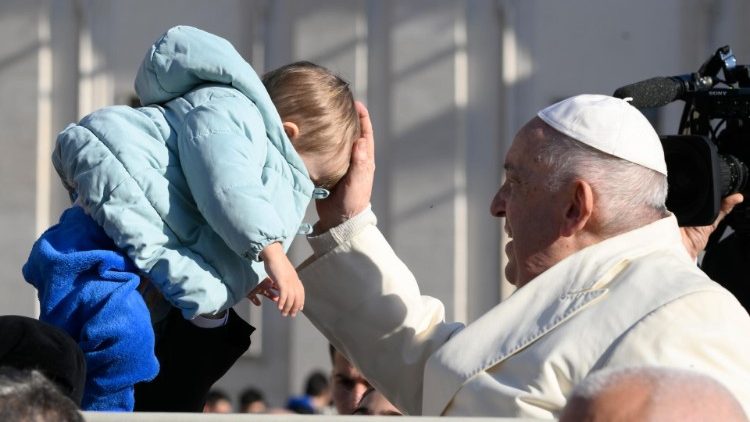 La carezza e tenerezza del Papa 