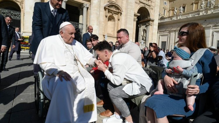 L'affetto e la riverenza al Papa in carrozzina