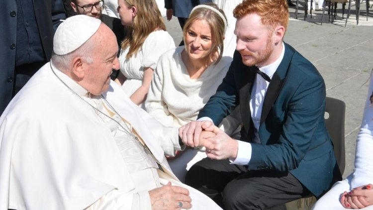 Papst Franziskus mit Neuvermählten