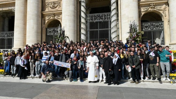 Папа Франциск и участники общей аудиенции (Ватикан, 12 апреля 2023 г.)