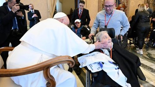Il Papa: rispettare la dignità degli anziani, privarli delle medicine è eutanasia nascosta