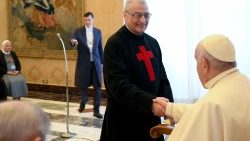 Ein Ordensvertreter, Mitglied des ARIS-Verbandes, schüttelt dem Papst bei der Audienz die Hand