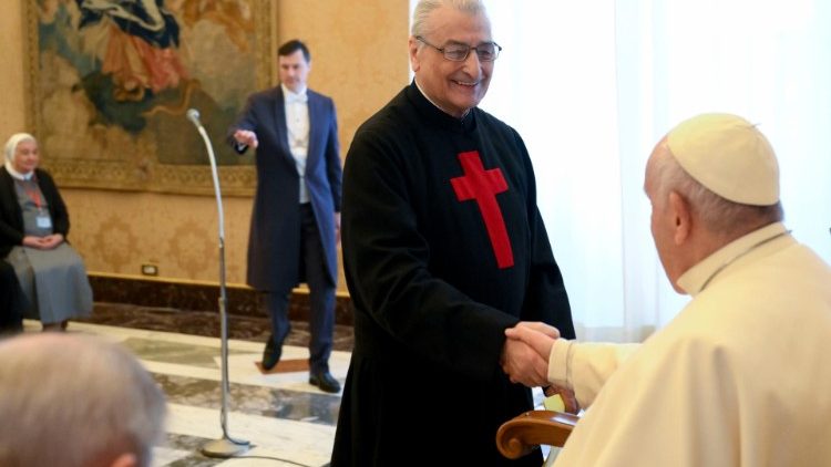 Ein Ordensvertreter, Mitglied des ARIS-Verbandes, schüttelt dem Papst bei der Audienz die Hand