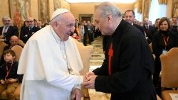 Papa Francisco cumprimenta padre Virginio Bebber, presidente da Associação Religiosa de Institutos Sociais e de Saúde (ARIS)