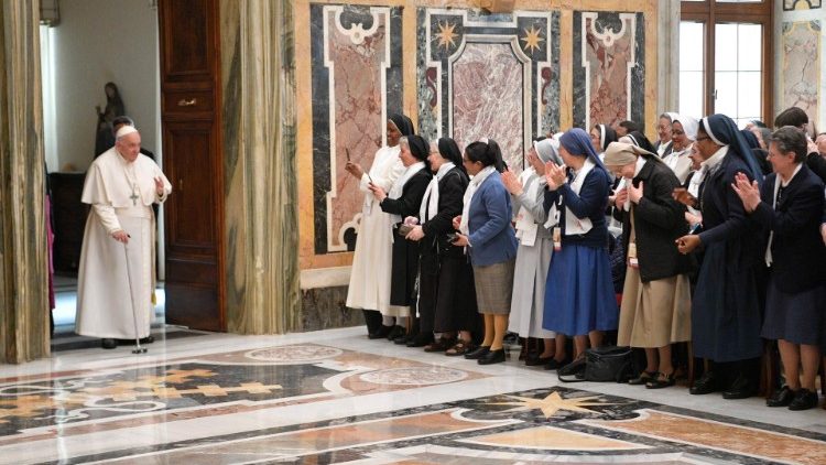 Papa ulazi u dvoranu u kojoj je održana audijencija