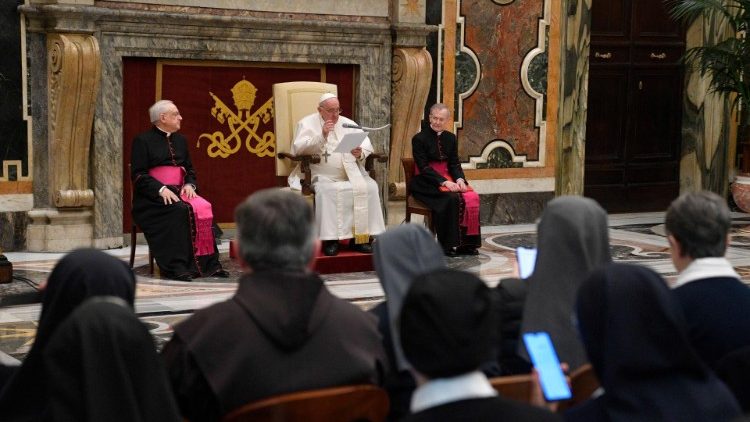 Papa Franjo se obraća višim redovničkim poglavaricama