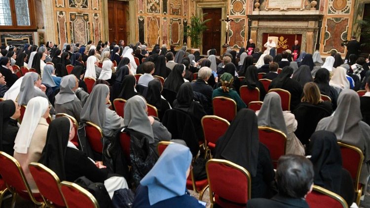 Папа Франциск на встрече с монахинями из Итальянского союза главных настоятельниц (Ватикан, 13 апреля 2023 г.)