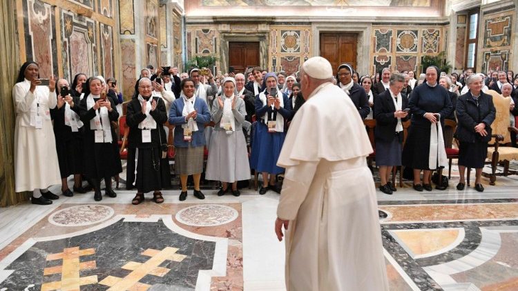Popiežiaus susitikimas su vienuolijų vyresniosiomis