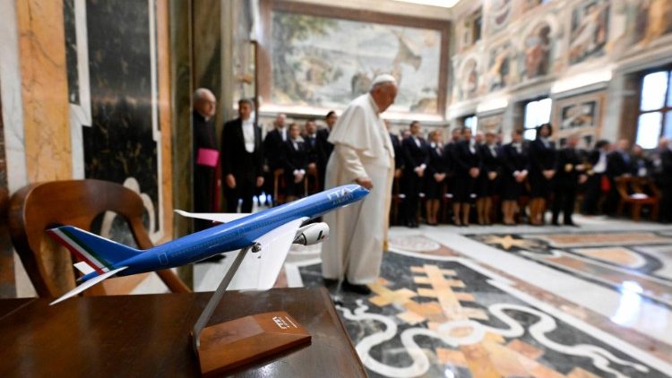 Le Pape François a reçu en audience 300 dirigeants et employés de la société aérienne italienne ITA Airways, en salle Clémentine du Palais apostolique, le 14 avril 2023. 
