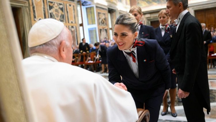 이타 항공 승무원과 인사하는 프란치스코 교황